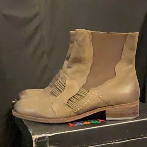 Everybody olive green ankle boots size 40